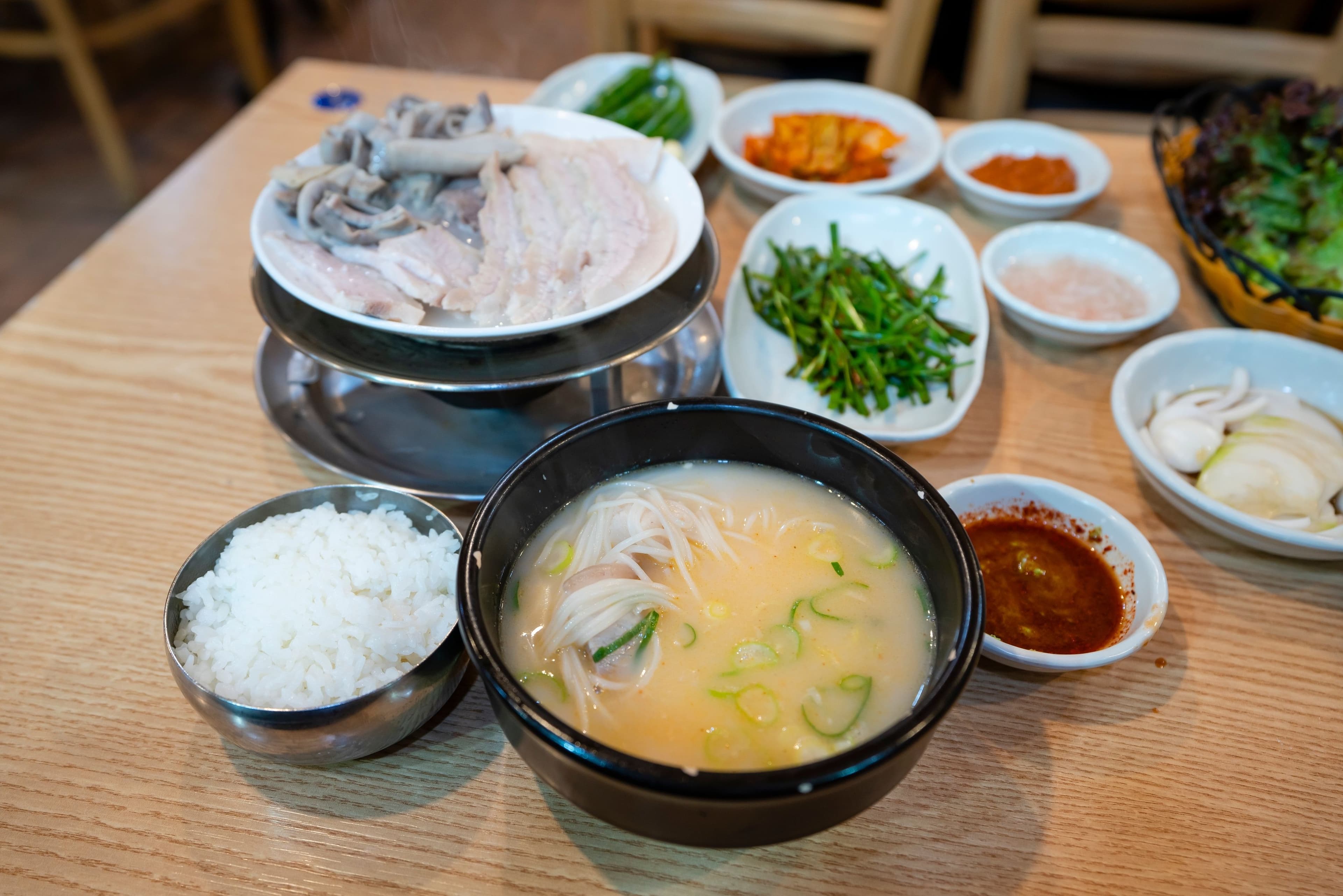 부산 돼지국밥과 밥을 함께 차린 상