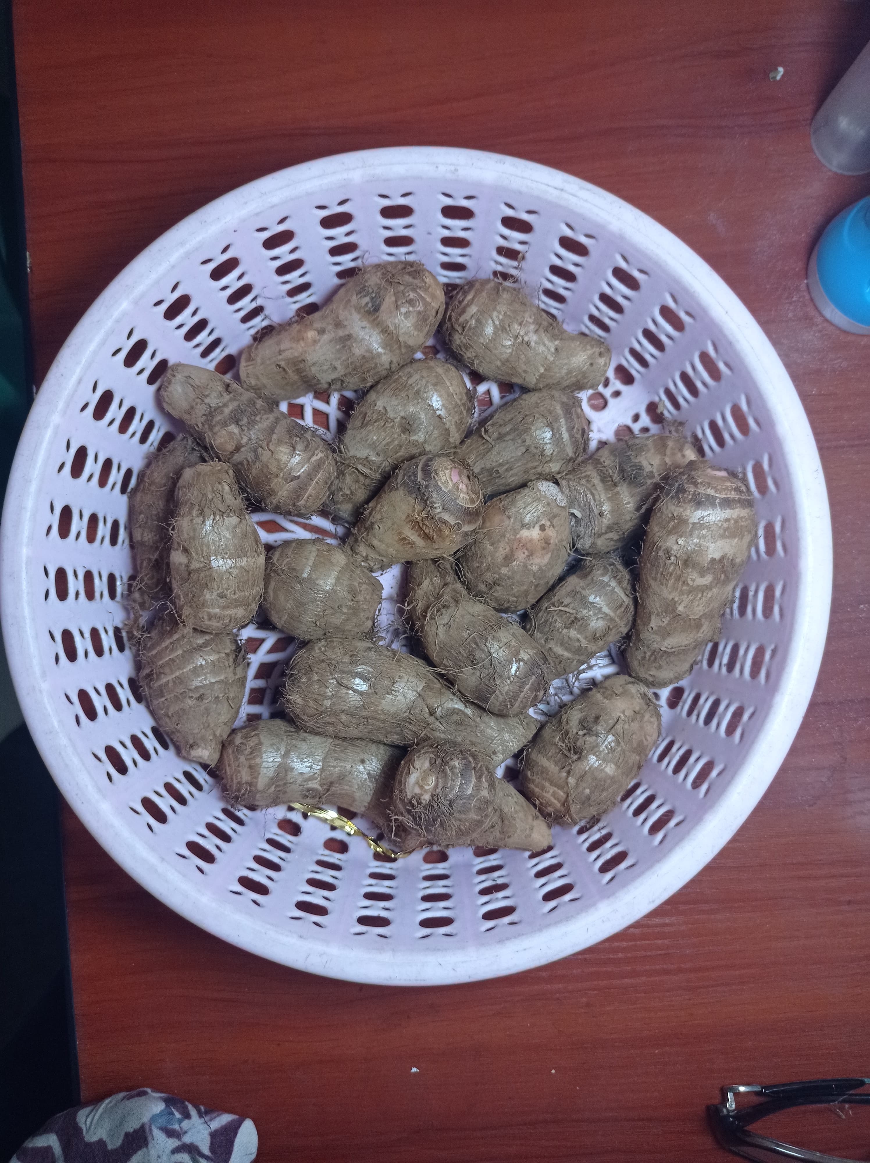 껍질을 벗기지 않은 토란 뿌리