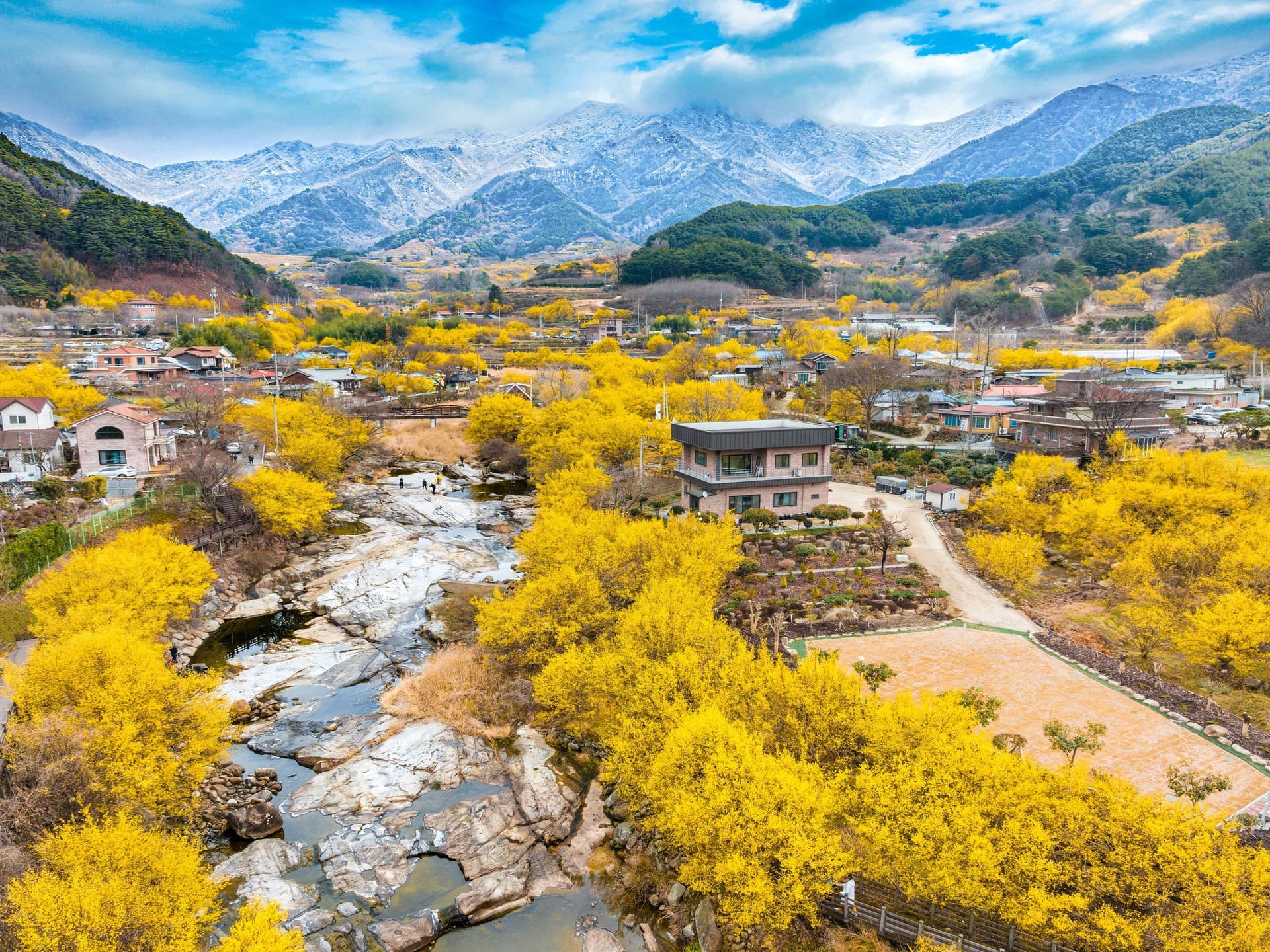 구례군 지리산 아래 산수유마을 관광지 풍경