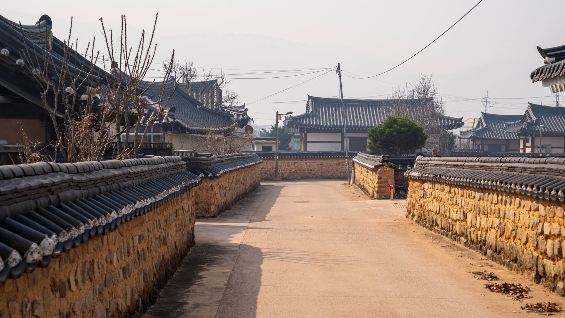 사촌마을 한옥과 돌담길 관광지 풍경