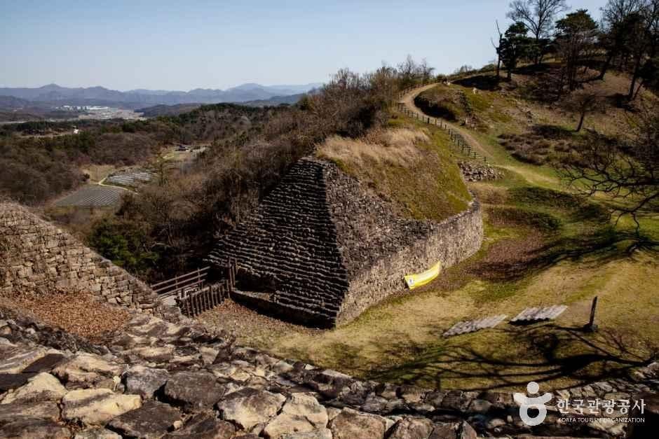 보은군 보은 삼년산성 관광지 풍경
