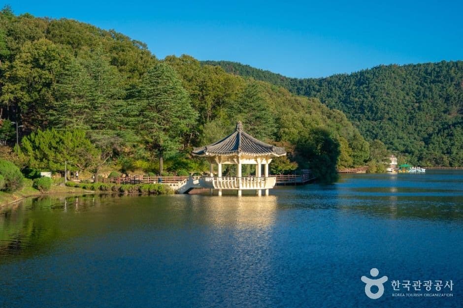 구미시 금오산저수지 관광지 풍경