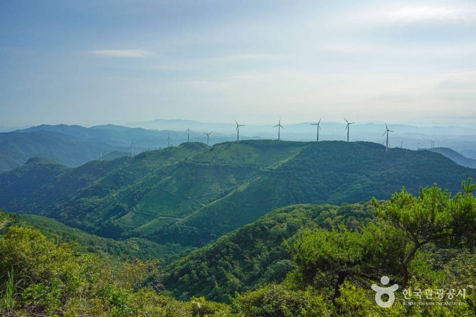 산줄기와 풍력발전기가 펼쳐진 의령 한우산 드라이브코스 풍경