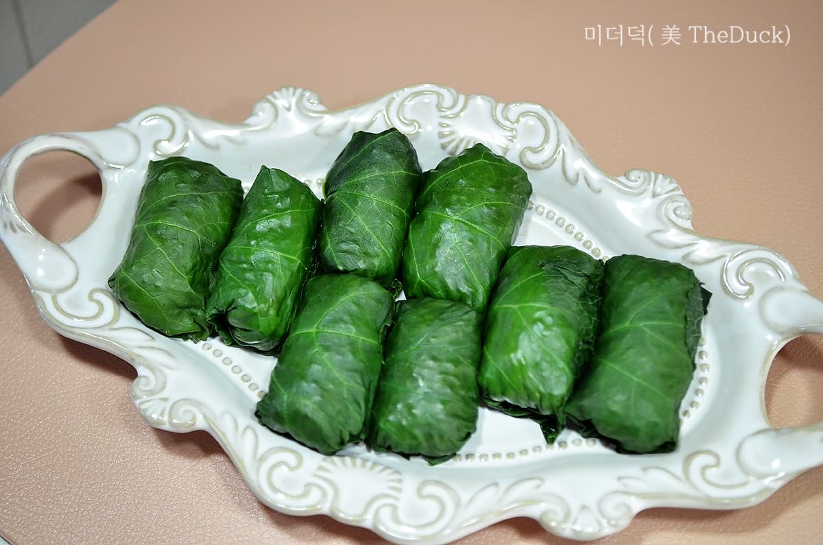 곰취 잎으로 감싼 완성 쌈밥 실제 사진